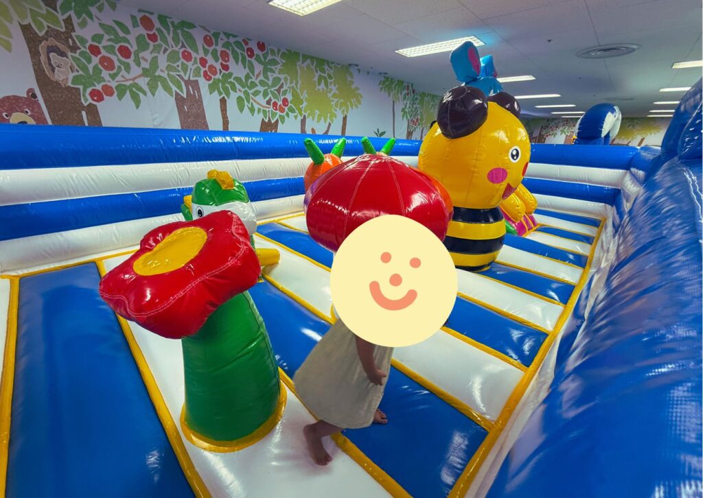 大きなエアー遊具で子供が遊んでいる