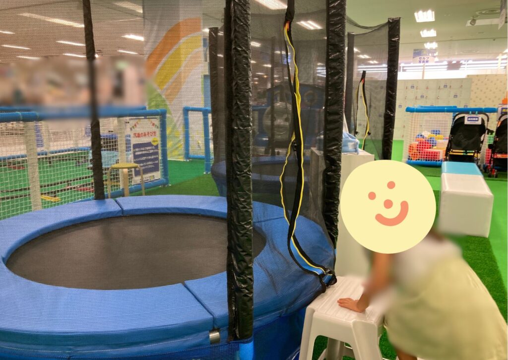 一人用のトランポリンに子どもが入ろうとしている