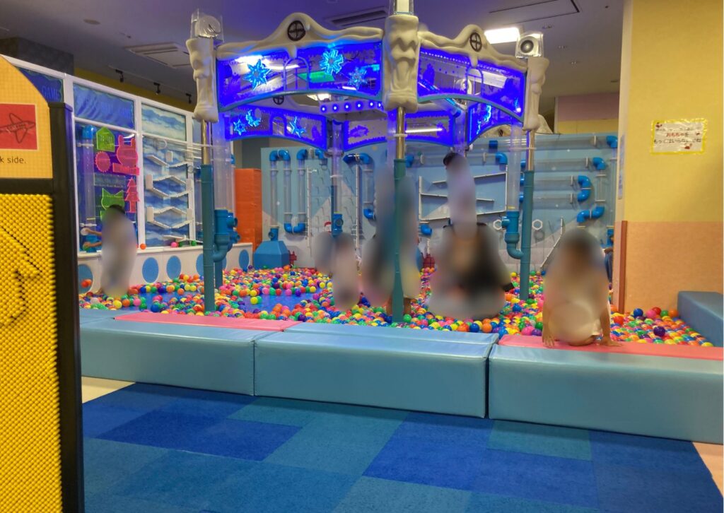 ボールプールで子供や大人が遊んでいる