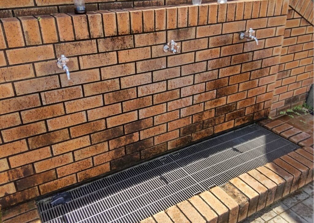 屋外に水道が設置されている
