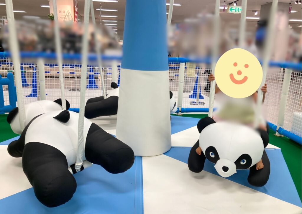 パンダの乗り物に乗って子どもが遊んでいる