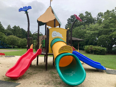 幼児向けの複合遊具が設置されている