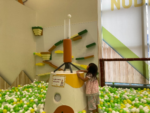 ボールプールの中で子供が遊んでいる