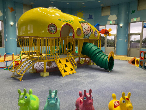 小さな子供向けの黄色の遊具が設置されている