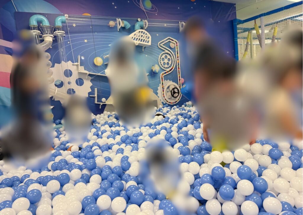 広々としたボールプールに多くの子ども達が遊んでいる