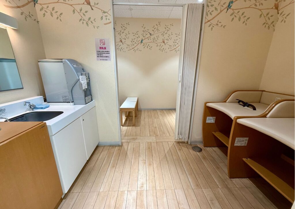部屋の中にオムツ替え台や水道が設置されている