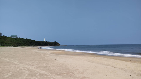 海岸線が広がっており、その先には灯台がある