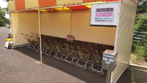 ベビーカーの貸し出し所がある