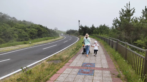 整備された歩道を親子が歩いている