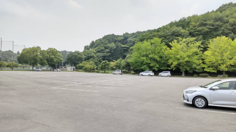 広々とした駐車場には車が1台停まっている