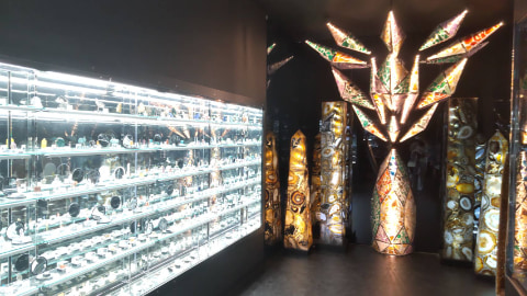 宝石が展示されている