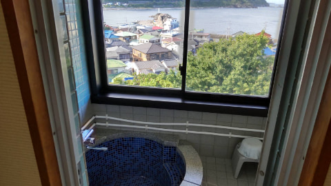 浴室の窓からは太平洋が見えている