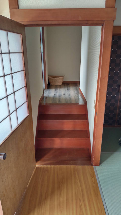 階段の奥に廊下が続いている