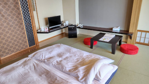和室のお部屋には布団とテレビが設置されている