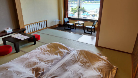 和室のお部屋には布団とテーブルが設置されている