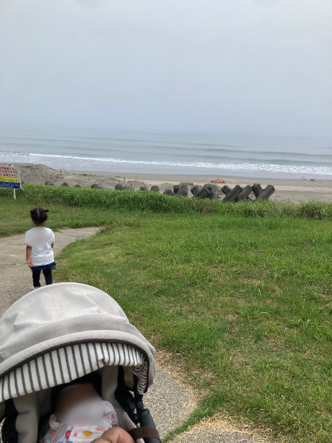 海に続く道を子どもが進んでいる