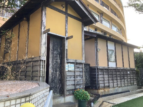 少し古びた建物が建っている