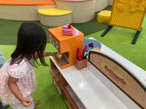 ドリンクバーのおもちゃが設置されており、子供が遊んでいる