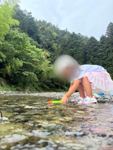 子どもが川で遊んでいる