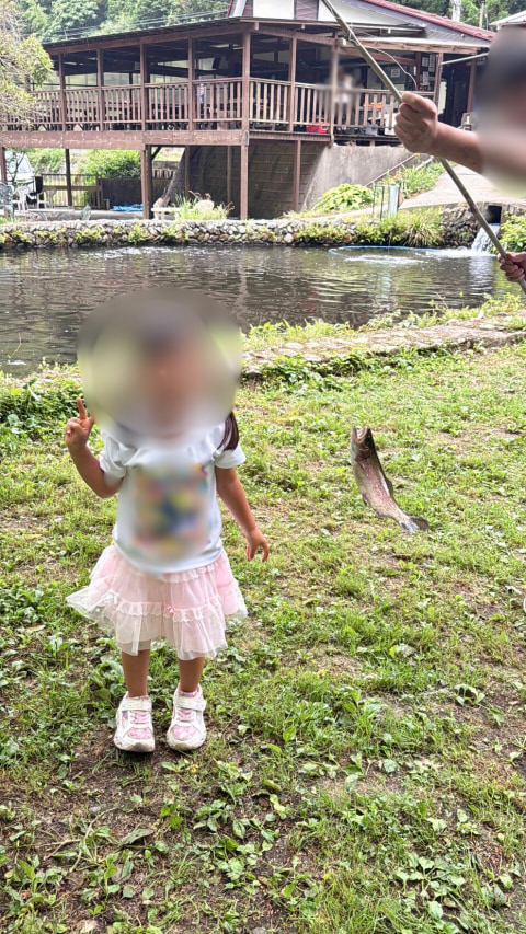 子どもの横にはお魚がぶら下がっている