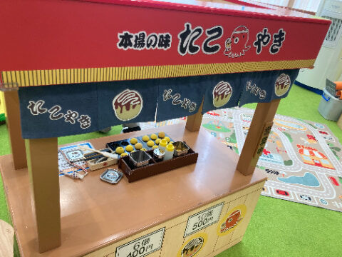たこ焼き屋さんのごっこ遊びができるおもちゃが設置されている