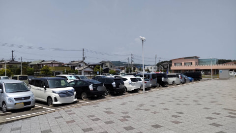 駐車場に何台かの車が止まっている