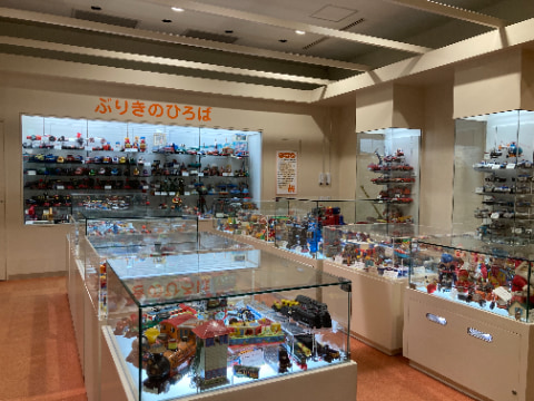 ぶりきのひろばという場所にぶりきでできたおもちゃが展示されている