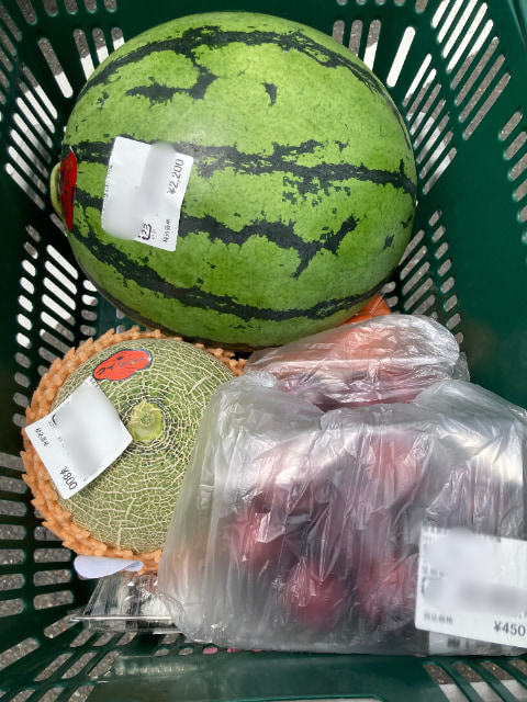 買い物かごの中にはスイカやメロンが入っている