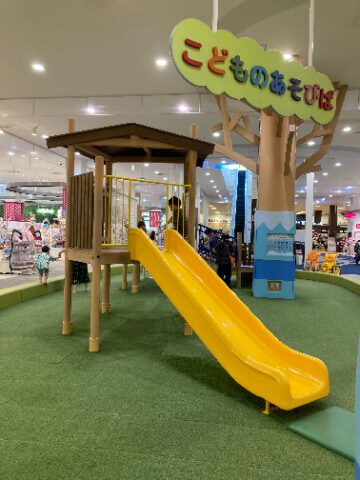 滑り台付きの大型遊具が設置されている