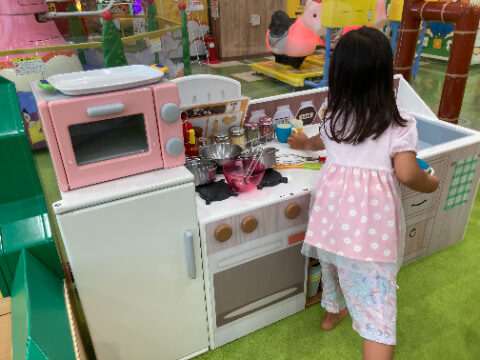 お料理ごっこができるおもちゃが設置されている