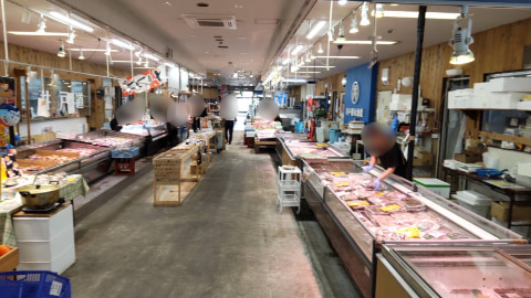 通路の両脇に商店が並んでいる