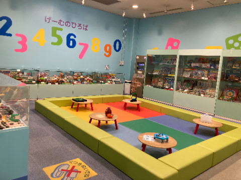 げーむのひろばという名前の遊び場にいくつかのテーブルとゲームが設置されている