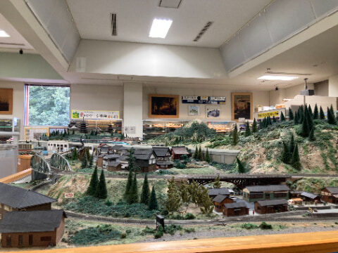 大きな鉄道模型のジオラマが展示されている