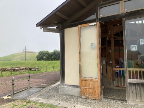 建物の横には水道が設置されている