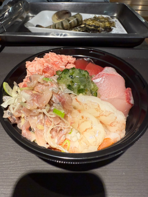 多くの海鮮がお椀に乗っている