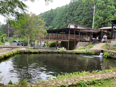 大きな貯水池の奥には木造の建物が建っている