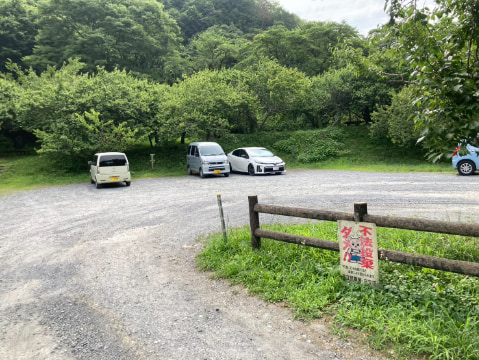 広い駐車場には数台の車が止まっている