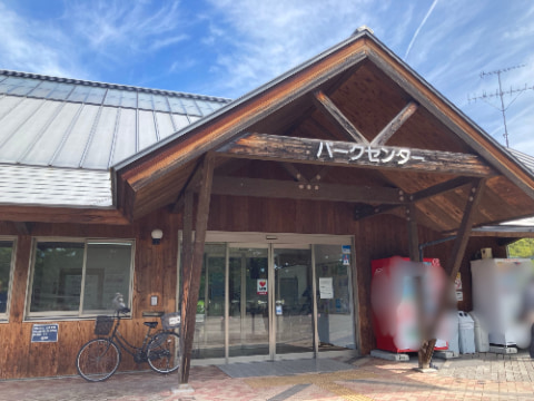 パークセンターと書かれた建物の入り口の横には自動販売機が置かれている