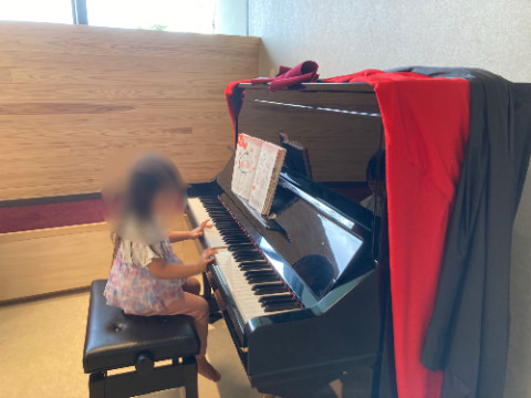 少女がピアノを弾いている