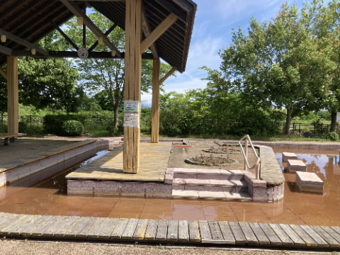 屋根付きの足湯がある