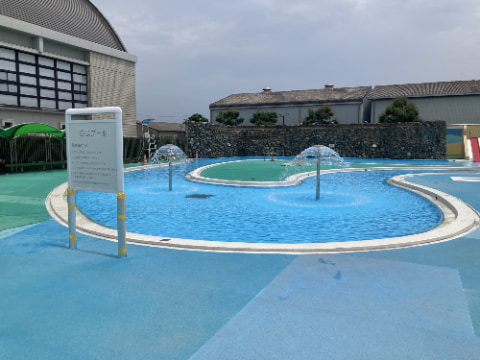 「徒歩プール」と書かれた看板の後ろにプールが広がっている