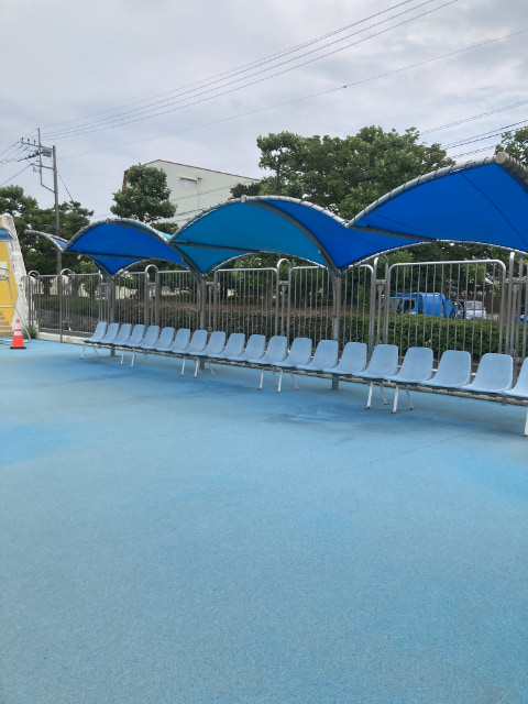 屋根付きのベンチが設置されている