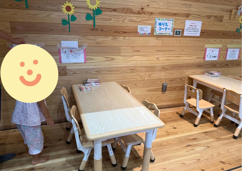 ぬりえコーナーにテーブルと椅子が設置されている