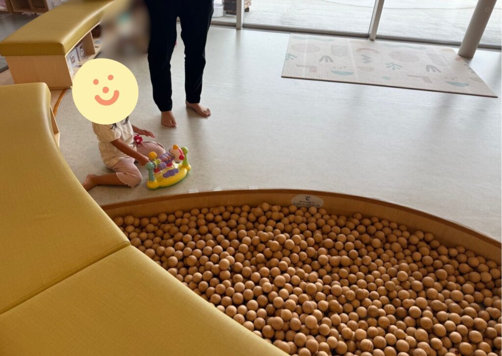 木製ボールプールで子供が遊んでいる