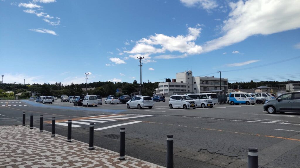 広々とした駐車場が広がっている