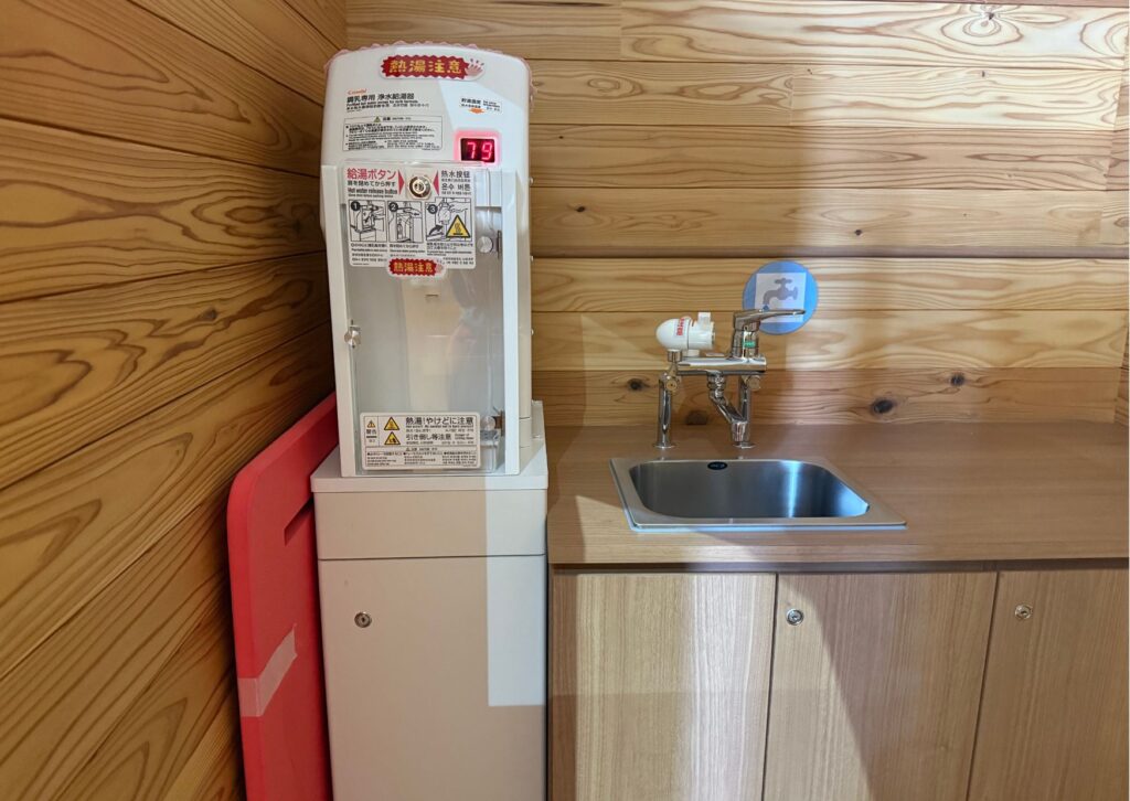 調乳用の給湯機と水道が設置されている