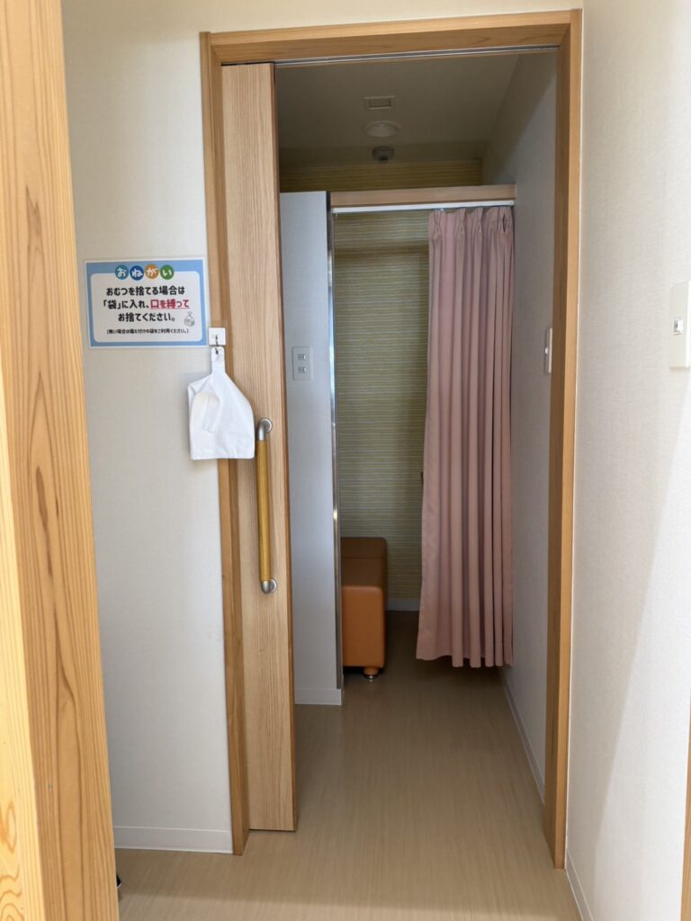 オムツ交換の場所があり、その奥には授乳室もある
