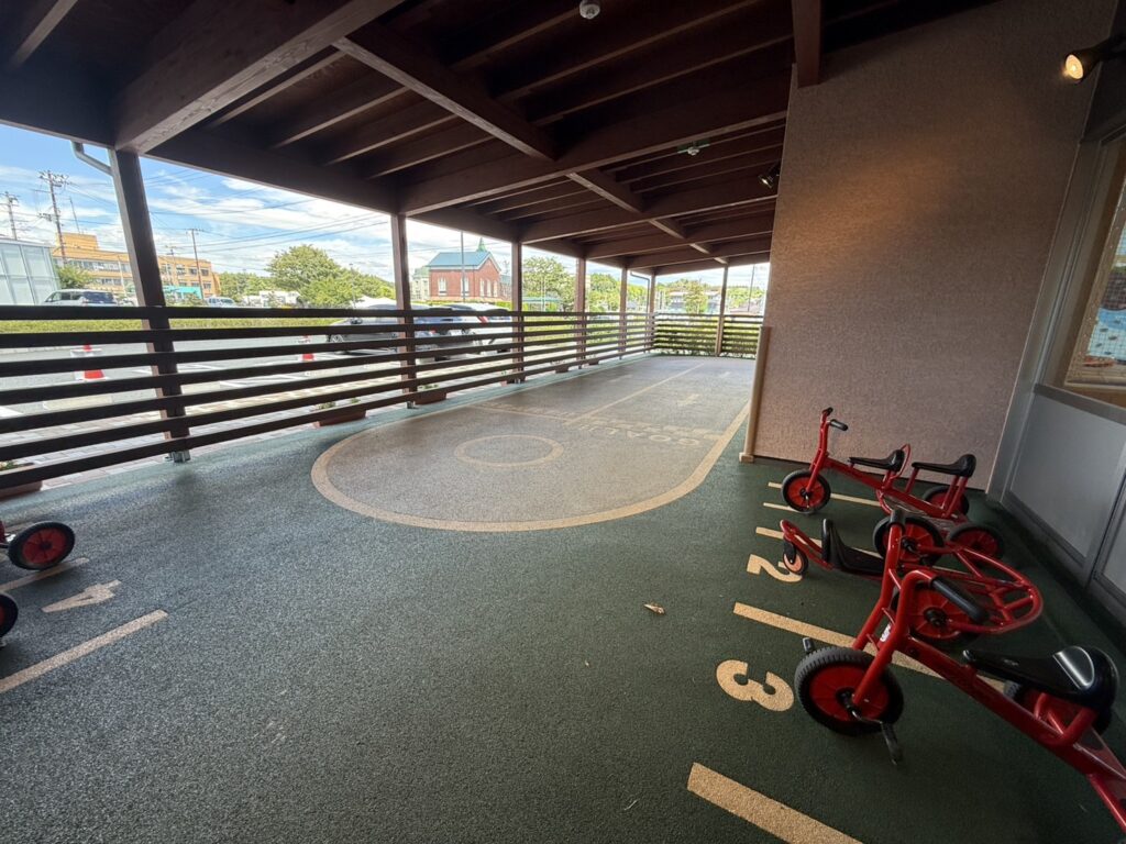 子ども用のサーキット場にはいくつかの自転車が設置されている