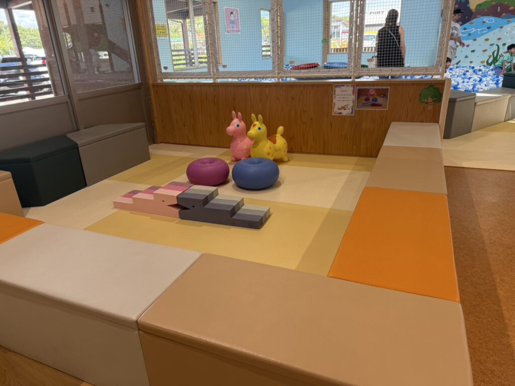 マット敷きの幼児用エリア