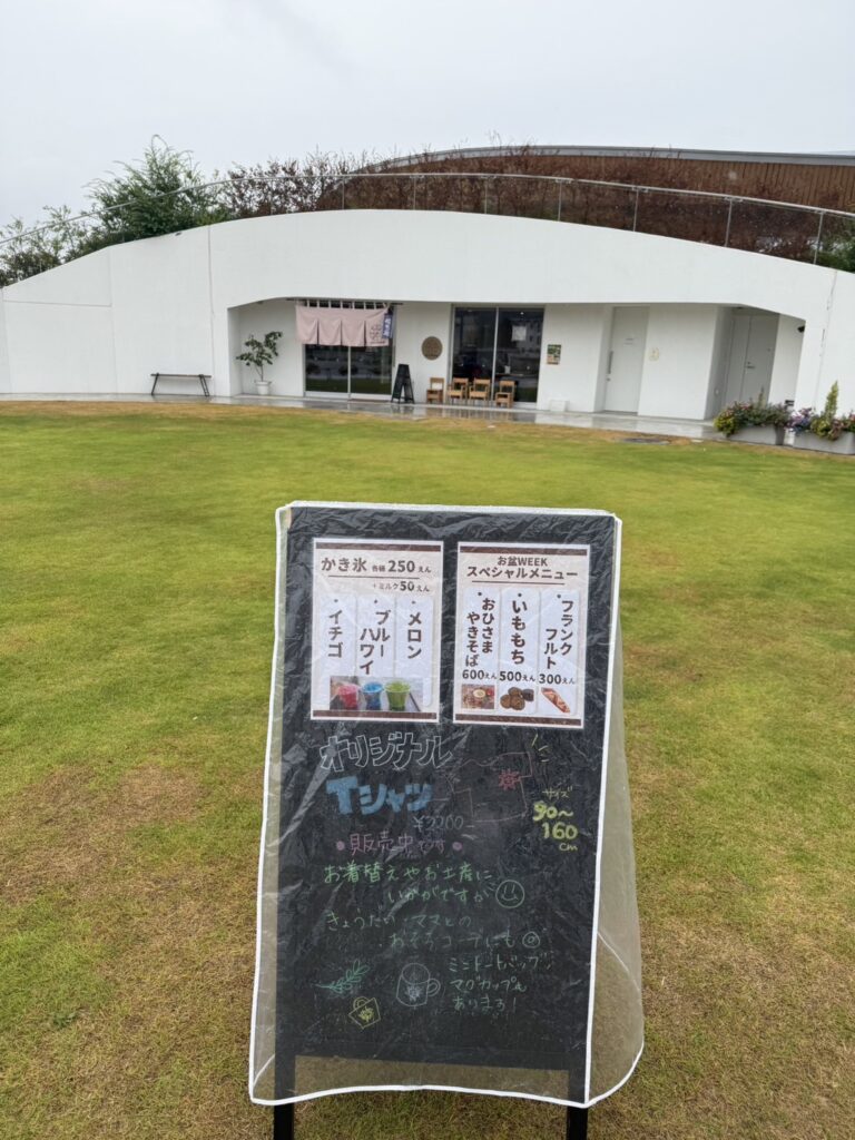 メニュー看板の奥には店舗が見えている
